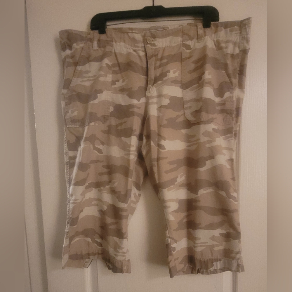 Plus Size Camouflage Cargo Crop Pants
